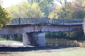 Brückenbrand in Flöha hatte möglicherweise technische Ursache - Die Brücke einen Tag nach dem Brand.
