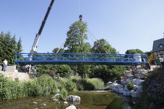Brückenelement in Einsiedel montiert - Die blaue Fachwerkonstruktion führt ab November Fußgänger über die Zwönitz.
