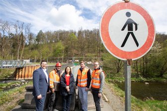 Brückenneubau Barthmühle: Jetzt starten die Bauarbeiten - Landrat Thomas Hennig (CDU), Jörg Kleeberg von der Baufirma Glass, Ingenieurin Elke Hering, Bauleiter Martin Raudszus und Jan Hornig von der DB InfraGO an der noch stehenden maroden Elsterbrücke in Barthmühle.
