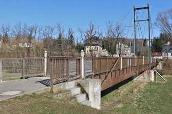 Brückenneubau wird teurer als geplant - Die vorhandene Brücke aus Holz wurde 1996 montiert. Sie ist längst verschlissen und muss einem Ersatzneubau weichen. Der Baustart soll noch im April erfolgen.