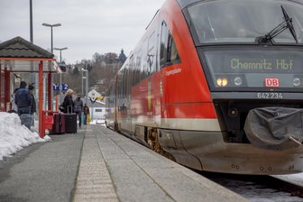 Brückenschaden im Erzgebirge: Müssen Reisende mit Einschränkungen rechnen? - Die Erzgebirgsbahn befährt die Strecke zwischen Chemnitz und Cranzahl.