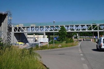Brückenschlag zwischen Verpackungsherstellern in Lichtenau - Wer die Amtmannstraße zwischen Oberlichtenau und Garnsdorf entlangfährt, passiert eine Brücke, die jetzt zwei Verpackungshersteller miteinander verbindet. Das dortige Gewerbegebiet wird erweitert. Die Betriebe Wellpappe und Display der Schiettinger-Gruppe bauen neue Hallen und Lager.