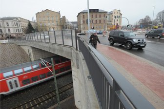 Brückensturz in Chemnitz: Feuerwehr rettet 18-Jährigen aus Gleisbett - Blick auf die Brücke am Dresdner Platz in Chemnitz. In der Nähe ist es zu einem Sturz aufs Gleisbett gekommen.