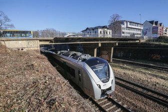 Die marode Brücke der Zschopauer Straße über die Bahngleise der Sachsen-Franken-Magistrale unweit des Südbahnhofs wird abgerissen und neu gebaut. Sie soll nach Fertigstellung erneut über vier Fahrspuren verfügen.