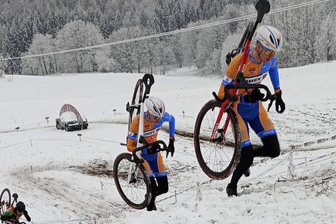 Brüder bescheren Venusberger Radsportverein einen Doppelsieg bei der Cross-Landesmeisterschaft - An den steilen Bergauf-Passagen ging es zu Fuß über den Schnee.