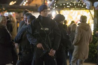 Brüder sollen Anschlag auf Einkaufszentrum geplant haben - Suche nach Amri hält an - Ein Polizist steht während eines Einsatz im Einkaufszentrum Centro am angrenzenden Weihnachtsmarkt. Spezialeinheiten haben im Anschluss in Duisburg zwei Männer wegen der möglichen Vorbereitung eines Anschlags auf ein Einkaufszentrum festgenommen. Die beiden Brüder stünden im Verdacht, möglicherweise einen Angriff auf das Einkaufszentrum Centro in Oberhausen vorbereitet zu haben. Foto: Arnulf Stoffel/dpa