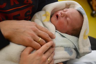 Brüderchen begrüßt das vogtländische Neujahrsbaby 2025 mit liebevollen Worten: „Baby, du wirst meine Freude“ - Elia heißt das Neujahrsbaby, das im Klinikum Obergöltzsch in Rodewisch zur Welt kam. Die Eltern Sharon und Tobias Zitzmann wollen sich ganz viel Zeit für ihren zweiten Sohn nehmen.
