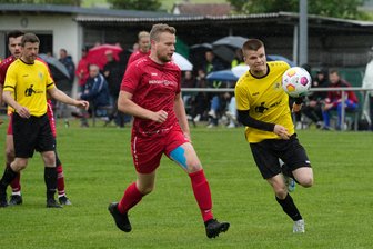 Brüderpaar macht Klassenerhalt fest: Fußballer aus Königshain-Wiederau revanchieren sich im Derby - SSV-Spieler Dominik Weber (l.) und der Mittweidaer Christian Böttger sorgten mit ihren Teamkollegen für ein faires Derby.