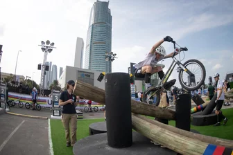 Brünloser Fahrradtrialer mischt in der Weltelite mit - Nicht alle Hindernisse waren auf Sand gebaut. Hier diente Kunstrasen als Untergrund für Ben Roder.