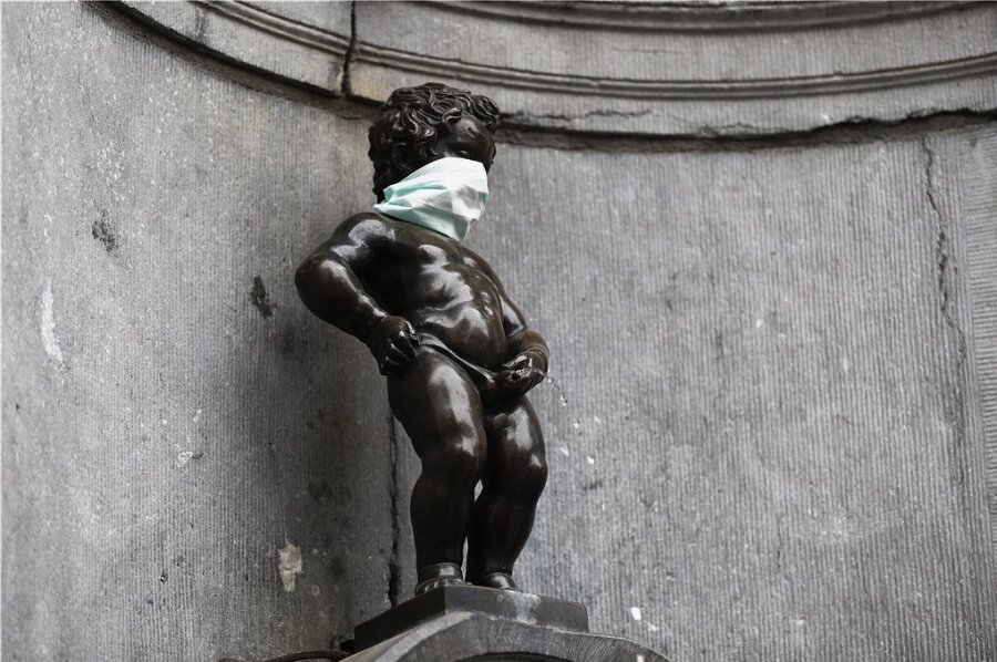 Brüssel ist ganz anders - Überall Krise: Ein Wahrzeichen Brüssels, der "Manneken Pis", trägt einen Mundschutz. 