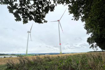 Brummen, Pfeifen, Rauschen im Vogtland: Wann das Landratsamt aktiv wird - Die Windräder am Industrie- und Gewerbegebiet PIA II an der Autobahnanschlussstelle Reichenbach. Was ist über den Infraschall am Standort bekannt?