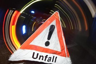 Brummifahrer aus dem Vogtland übersieht Audi auf Autobahn - Ein 40-Tonner zwang bei einem Überholmanöver einen Audi auf der A 93 bei Marktredwitz zur Vollbremsung. Der Pkw geriet dadurch in die Mittelschutzplanke. Der Lkw-Fahrer fuhr einfach weiter.