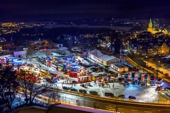 Brummis bringen Licht ins Erzgebirge: Tausende Zuschauer verfolgen Lichterfahrt - Ein Blick von oben auf das Meer an Lichtern auf dem Annaberger Kätplatz.