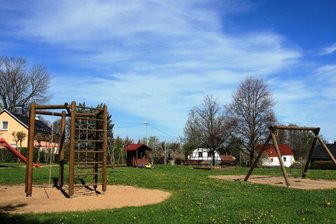 Brunn meistert vieles in Eigeninitiative - Die Dorfbewohner möchten sich möglichst bald wieder am Spielplatz zum gemeinsamen Volleyballspielen treffen können. 