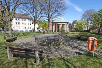 Brunnen am Alten Markt in Wilkau-Haßlau soll Pfingsten wieder sprudeln - Noch ist der Springbrunnen am Alten Markt abgedeckt. Pfingsten soll er wieder sprudeln.
