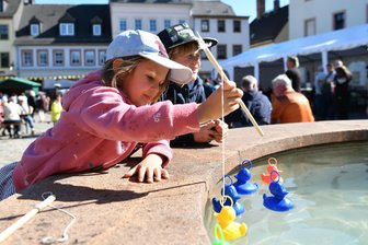Brunnenfest in Rochlitz erlebt dritte Auflage - Lilli und Theo hatten Spaß beim Entenangeln.