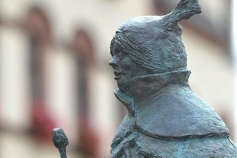 Brunnenfigur Prinz Lieschen ist wieder da - Lunzenau hat seine Brunnenfigur wieder. Nachdem Prinz Lieschen aus ungeklärter Ursache zersprungen und in den Brunnen gefallen war, ist er nun "geheilt" wieder am angestammten Fleck.