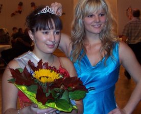 Brunnenmädchen im doppelten Einsatz - 
              <p class="artikelinhalt">Stefanie Schieck (rechts) gab am Freitag die Krone des Brunnenmädchens an Saskia Trzarnowski weiter. </p>
            