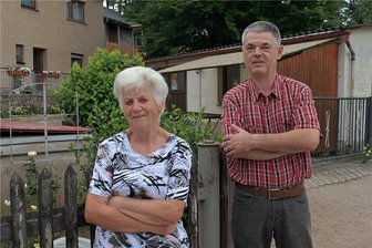 Brunnenwasser wird knapp: Kirchberger Familie soll 50.000 Euro für Trinkwasseranschluss bezahlen - Dieter Gerischs Sohn Frank - im Foto mit seiner Mutter Brigitte - will das Elternhaus übernehmen. In dem Flachbau im Hintergrund befindet sich der Brunnen; und dessen Wasser geht zur Neige. 