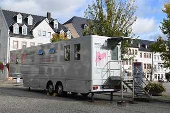 Brustkrebs: Früherkennung in Rochlitz - Das Mammobil zur Brustkrebsfrüherkennung steht momentan auf dem Markt in Rochlitz.