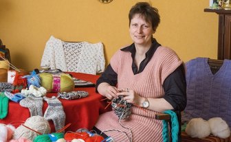 Brustkrebs ist kein Todesurteil - Stärker als der Krebs: Umgeben von bunter Wolle und Strickereien fühlt sich Eliane Fehrmann aus Dresden am wohlsten. Das Hobby hat sie auch während ihrer Brustkrebsbehandlung nicht aufgegeben. Jetzt ist bei ihr kein Krebs mehr nachweisbar.
