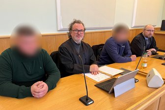 Brutale Attacke bei Dorffest im Erzgebirge: Jugendliche schlagen Mann fast tot - Die beiden Angeklagten mit ihren Anwälten Oliver Ternick (Zweiter von links) und Norman Münzner (rechts).