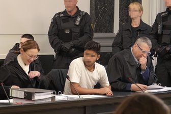 Brutale Jugend-Gang in Zwickau: Die Version des Hauptangeklagten - Ein 17 Jahre alter Afghane soll einen Mann an einer Straßenbahnhaltestelle niedergestochen haben. Sein Verteidiger Nils Hulinsky (rechts) verlas jetzt seine Erklärung.
