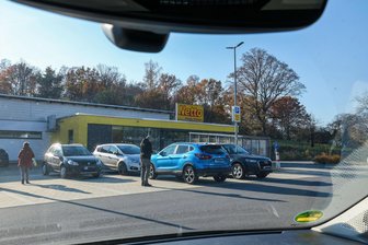 Brutale Selbstjustiz: Betrunkene verprügeln angeblichen Kinderschänder in Gersdorf - Der Parkplatz des Nettomarktes in Gersdorf: Im Sommer 2024 kam es hier zu dem Vorfall, der jetzt als gefährliche Körperverletzung geahndet wurde.