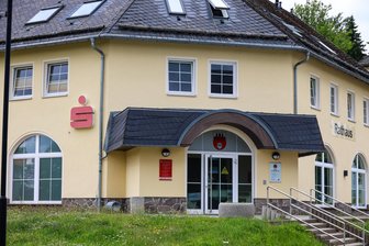 Brutaler Überfall in Sparkasse im Erzgebirge: Täter posten ihren Angriff bei Instagram - Der Überfall erfolgte im Automatenstützpunkt der Sparkasse im neuen Rathaus.