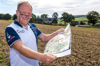 „Brutalstes Verbrechen im Erzgebirge“: Seiffener arbeitet Raubmord von 1718 auf - Detlef Strehlow hat die Stelle am Glashüttenweg ausfindig gemacht, an der vor 305 Jahren ein Raubmord geschah. Das Grundstück, auf dem einst das Haus der ausgelöschten Familie Leonhardt stand, ist heute Teil eines Feldes.
