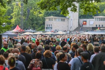 Bryan Adams in Chemnitz: Mehr als 15.000 Fans, hunderte Zaungäste und Dutzende Shuttle-Busse - Besucher warten auf den Einlass zum Konzertgelände. Mehr als 15.000 Menschen sahen am Mittwoch den Auftritt von Bryan Adams auf der Küchwaldwiese.