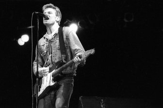 Bryan Adams in Chemnitz: Mit dem Rockbarden kehrt ein besonderes Stück ostdeutsche Rockgeschichte zurück - Bryan Adams beim legendären Konzert auf der Radrennbahn am 19. Juni 1988 in Ostberlin.
