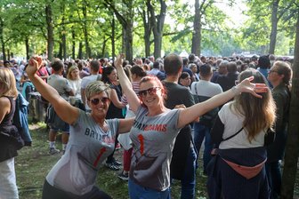 Bryan Adams in Chemnitz: Tausende Fans pilgern zur Küchwaldwiese - Nicole Felber (l.) und Peggy Weber aus Flöha sind zwei von Tausenden Fans, die das Bryan-Adams-Konzert auf der Küchwaldwiese erleben wollen.