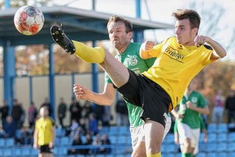 BSC blickt wieder nach oben - Gute Haltungsnoten: Freibergs Luis Landgraf behauptet sich hier gegen Torsten Hauswald. Insgesamt hatte die Partie zwischen den beiden mittelsächsischen Rivalen aber wenig Unterhaltungswert.