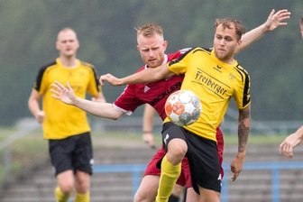 BSC bremst den Primus aus - Defensiv hatte der BSC Freiberg am Sonnabend alles im Griff: Hier schirmt Lukas Erler den Ball vor einem Wilsdruffer ab. Allerdings war der Spitzenreiter einmal vom Elfmeterpunkt erfolgreich.