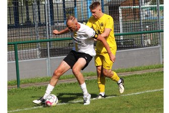 BSC düpiert den Spitzenreiter: Freiberger Kicker „fällen“ Eiche und bleiben im Frühjahr ungeschlagen - Matchwinner: Kevin Budach (l.), hier in einem früheren Spiel, markierte beim 2:0 in Reichenbrand beide BSC-Treffer.
