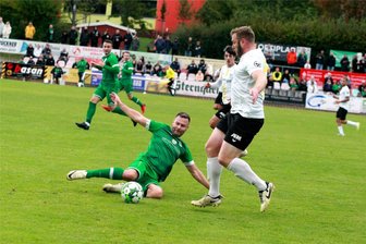 BSC Freiberg: Bergstädter im Vogtland vom Thron gestürzt - Spitzenreiter gestoppt: Merkurs Alexander Hartung klärt hier vor BSC-Spielertrainer Rico Thomas. Am Ende siegte Oelsnitz mit 2:0 gegen die Freiberger, die damit von Platz 1 auf Rang 3 zurückfielen.