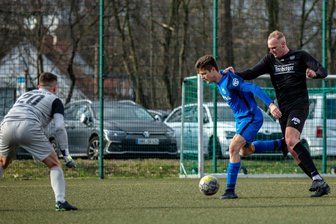 BSC Freiberg: Kevin Budach hält erst einen Sieg fest und läutet dann den nächsten ein - Ein arbeitsreicher, aber sehr erfolgreicher Tag: Mittelfeldspieler Kevin Budach (r.) hatte am Samstag zunächst als Torhüter des BSC II einen 4:1-Sieg abgesichert und spielte dann auch bei der ersten Mannschaft 90 Minuten durch. Dort brachte er sein Team sogar in Führung.