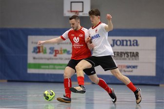 BSC Freiberg verpatzt Generalprobe: „Als Mannschaft heute komplett versagt“ - Neuzugang Kevin Arslan (r.), hier noch im Trikot von Fortuna Langenau bei der Hallenmeisterschaft, hat im letzten Test des BSC Freiberg zumindest den Ehrentreffer für seinen neuen Verein erzielt.