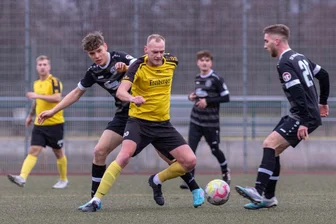 BSC Freiberg will aufgebauten Kredit nicht weiter verspielen - Seine Kämpfertugenden werden in den letzten Spielen gefragt sein: Freibergs Kevin Budach (M.) behauptet sich hier beim Test gegen TSV Rotation Dresden.
