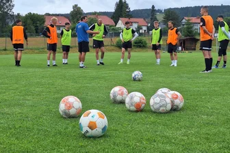 BSC-Fußballer fahren mit Sorgenfalten zum ersten Härtetest - Aufgalopp im Fichtelgebirge: Mit einem Trainingslager in Bischofsgrün sind die Kicker des BSC Freiberg in die Vorbereitung gestartet.