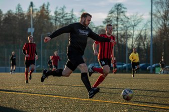 BSC gegen Germania: Packendes Derby mit glücklichen Gästen - Dynamisch: BSC-Spielertrainer Rico Thomas sorgte im Derby gegen Mittweida für die zwischenzeitliche 2:1-Führung der Freiberger. Am Ende jubelten aber die Gäste.