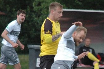 BSC gibt Sieg aus der Hand - Für dieses Foul in der ersten Halbzeit wurde Patrice Göll vom BSC (l.) nicht verwarnt. In der zweiten Hälfte leistete er sich allerdings zwei Aussetzer und wurde vorzeitig vom Feld geschickt.