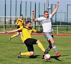 BSC II nach zwei Doppelschlägen K.o. - Hier kann der Freiberger Jan Gottschalk (l.) Jakob Friedemann vom Hainichener FV stoppen. Am Ende siegte der Gastgeber aber klar. 