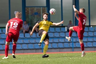 BSC-Kicker gehen an ihre Grenzen - Im ersten Testspiel gegen den früheren Sachsenligisten FSV Neusalza-Spremberg haben die Freiberger um den Torschützen Lukas Böhme (l.) trotz einer 1:2-Niederlage nicht enttäuscht. 