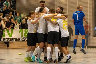 BSC-Kicker knacken beim 15. Indoor-Regio-Cup den Titelverteidiger - Vereinter Jubel nach dem Finale gegen Langenau: Die Mannschaft des BSC Freiberg feierte überschwänglich ihren insgesamt fünfte Turniersieg beim Indoor-Regio-Cup, der seit 2007 ausgetragen wird.