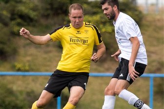 BSC-Kicker machen einen Schritt nach vorn - Wieder in der Spur: Patrick Löbel (l.), der dem BSC die komplette Rückrunde verletzt gefehlt hatte, holt seit drei Wochen wieder mit der Mannschaft Schwung. Gegen die SG Handwerk Rabenstein lieferte der 33-Jährige am Sonntag eine solide Leistung ab. 