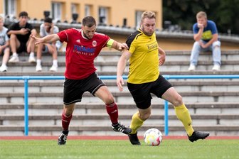 BSC-Kicker planen dritten Streich gegen Freital II - Vor kniffligen Hausaufgaben: Die Freiberger Kicker um Rico Thomas (r.) erwarten den Tabellendritten Freital II, die Langenauer um Philipp Musch (l.). treffen im Kellerduell auf den TSV Cossebaude.