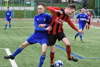 BSC Motor aus Rochlitz zeigt eine Reaktion - Der Rochlitzer Niklas Winkler (l.), hier im Zweikampf mit Robin Frieden, scheiterte beim Spiel in Mittweida mit einem Pfostenschuss. 