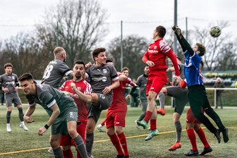 BSC Rapid verliert auch das erste Spiel im neuen Jahr - Wo ist der Ball? Die Fußballer des BSC Rapid (in Grau) warfen im ersten Spiel des neuen Jahres auf heimischem Platz gegen Motor Wilsdruff alles rein, kassierten aber im 15. Saisonspiel die 15. Niederlage.
